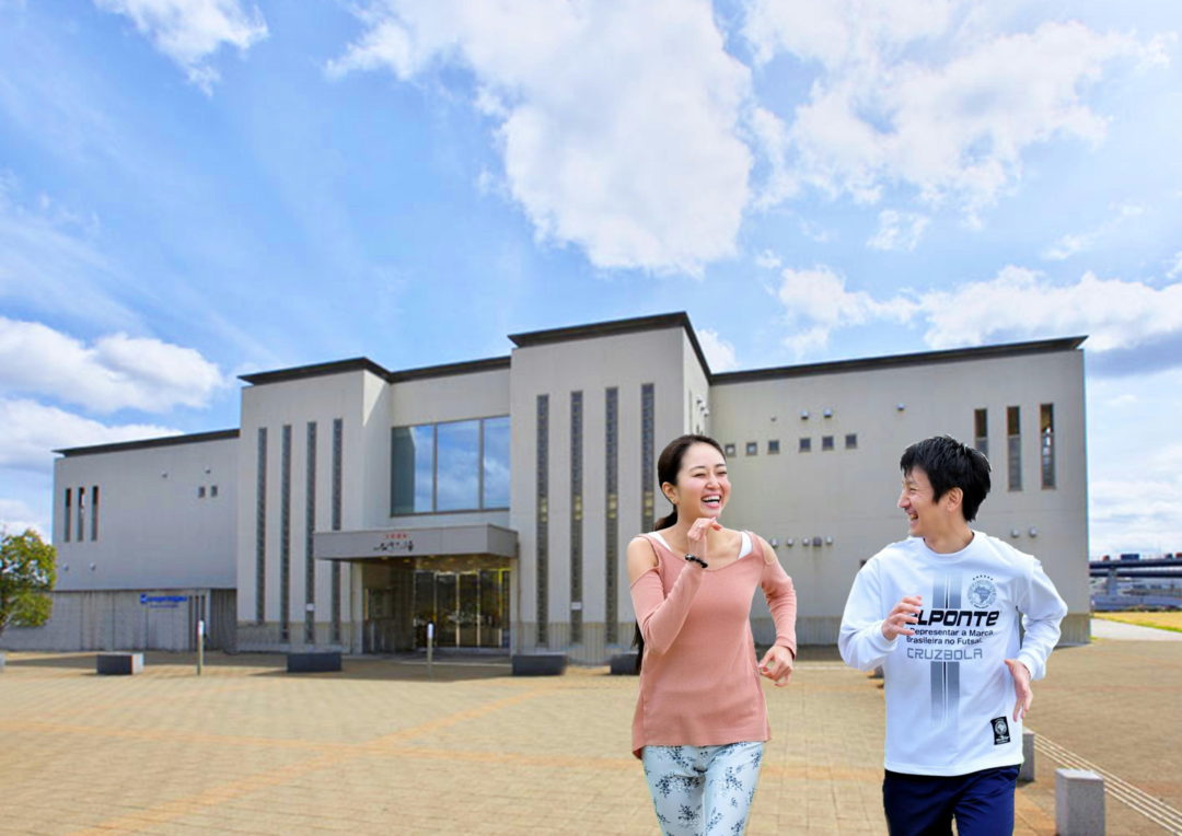 HATなぎさの湯でランニングする男性と女性